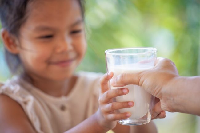 Ilustrasi minum susu kambing etawaku platinum