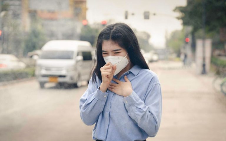 (Ilustrasi seseorang berada di tengah polusi udara yang buruk, sumber : freepik)