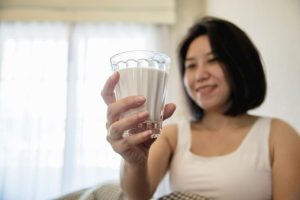 (Ilustrasi mengonsumsi susu kambing etawa, Sumber: Freepik)