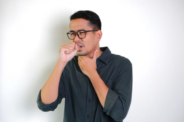 (Ilustrasi seseorang mengalami batuk berdahak, Sumber: Freepik)