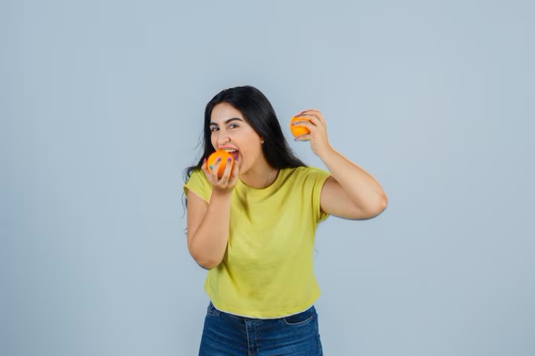 (Ilustrasi seseorang mengonsumsi buah, Sumber: Freepik)