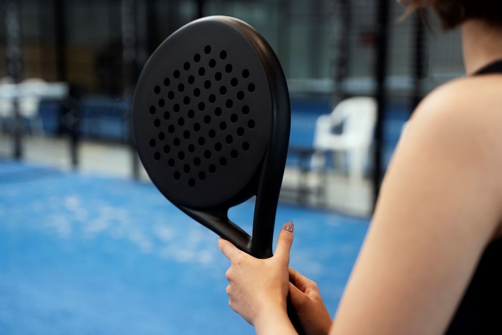 Wanita Sedang Memegang Raket Padel