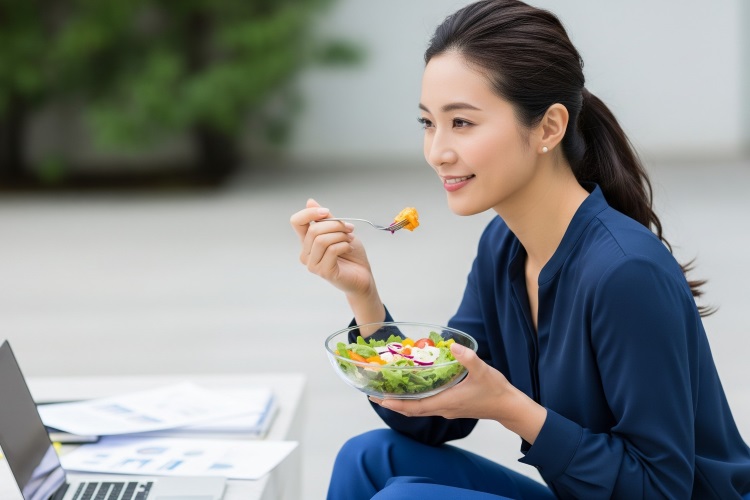 (Makan makanan bergizi saat kerja, Sumber: AI Google Gemini)