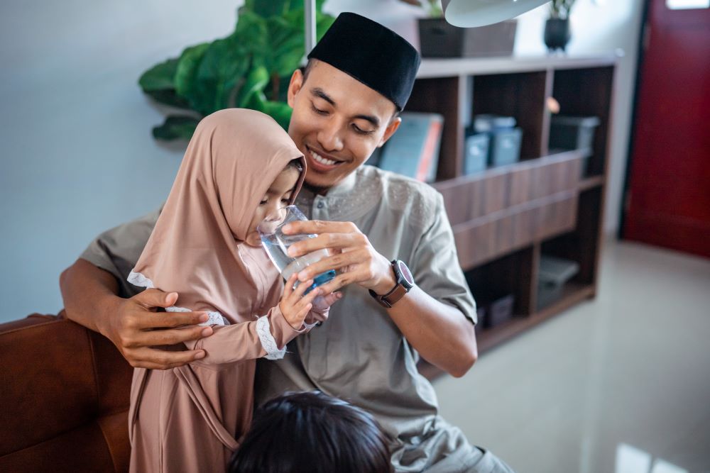 Bapak Menemani Anak Minum Susu