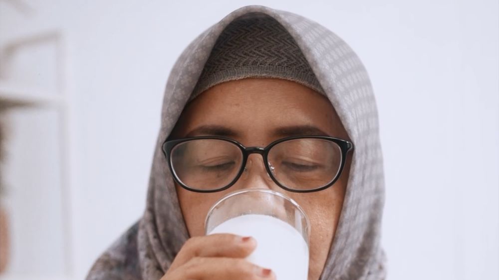 Ibu Mencoba Minum Susu Etawaku Platinum