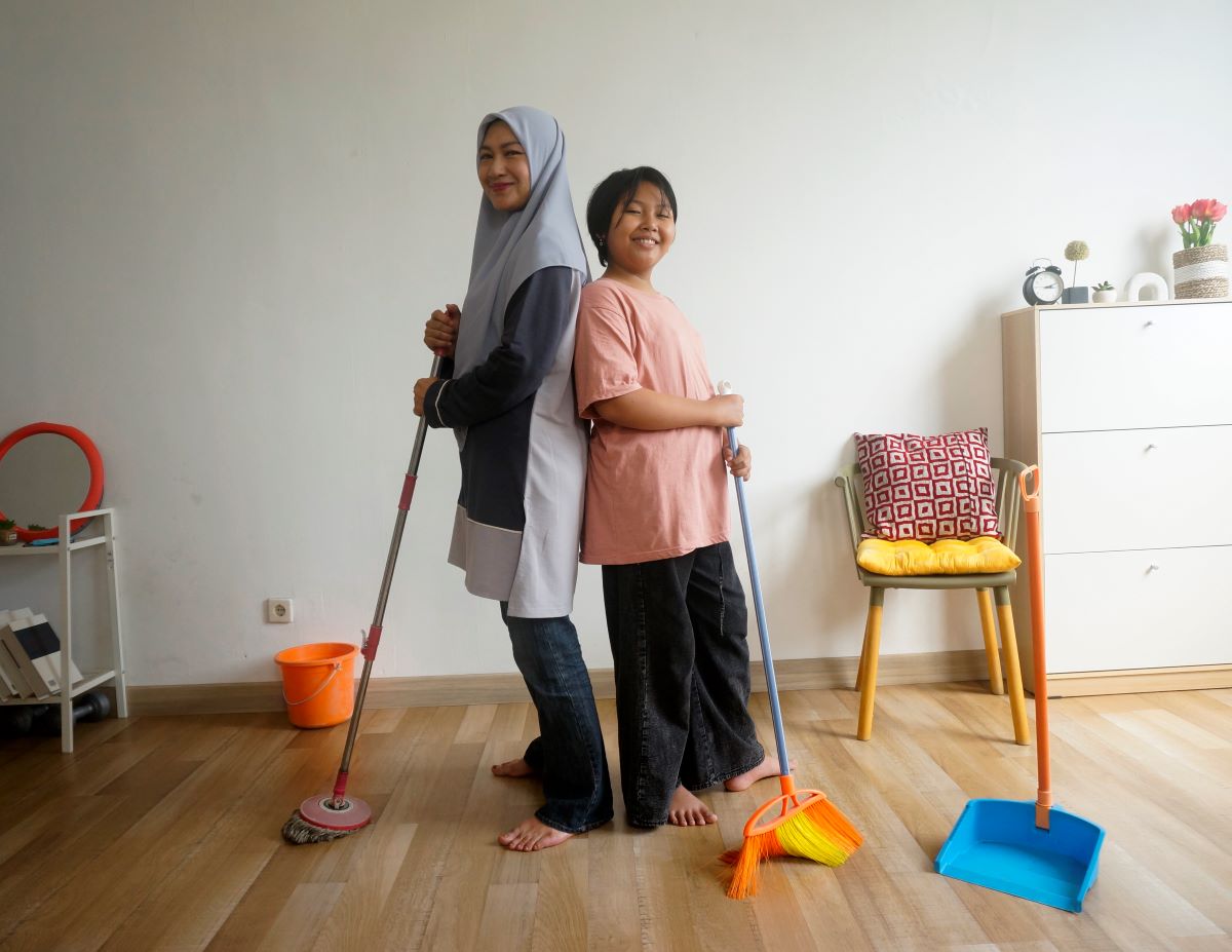Ibu dan Anak Bahagia Membersihkan Rumah
