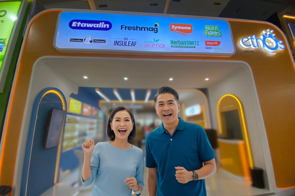 (Ilustrasi seseorang di booth etawaku platinum, Sumber: AI Google Gemini)