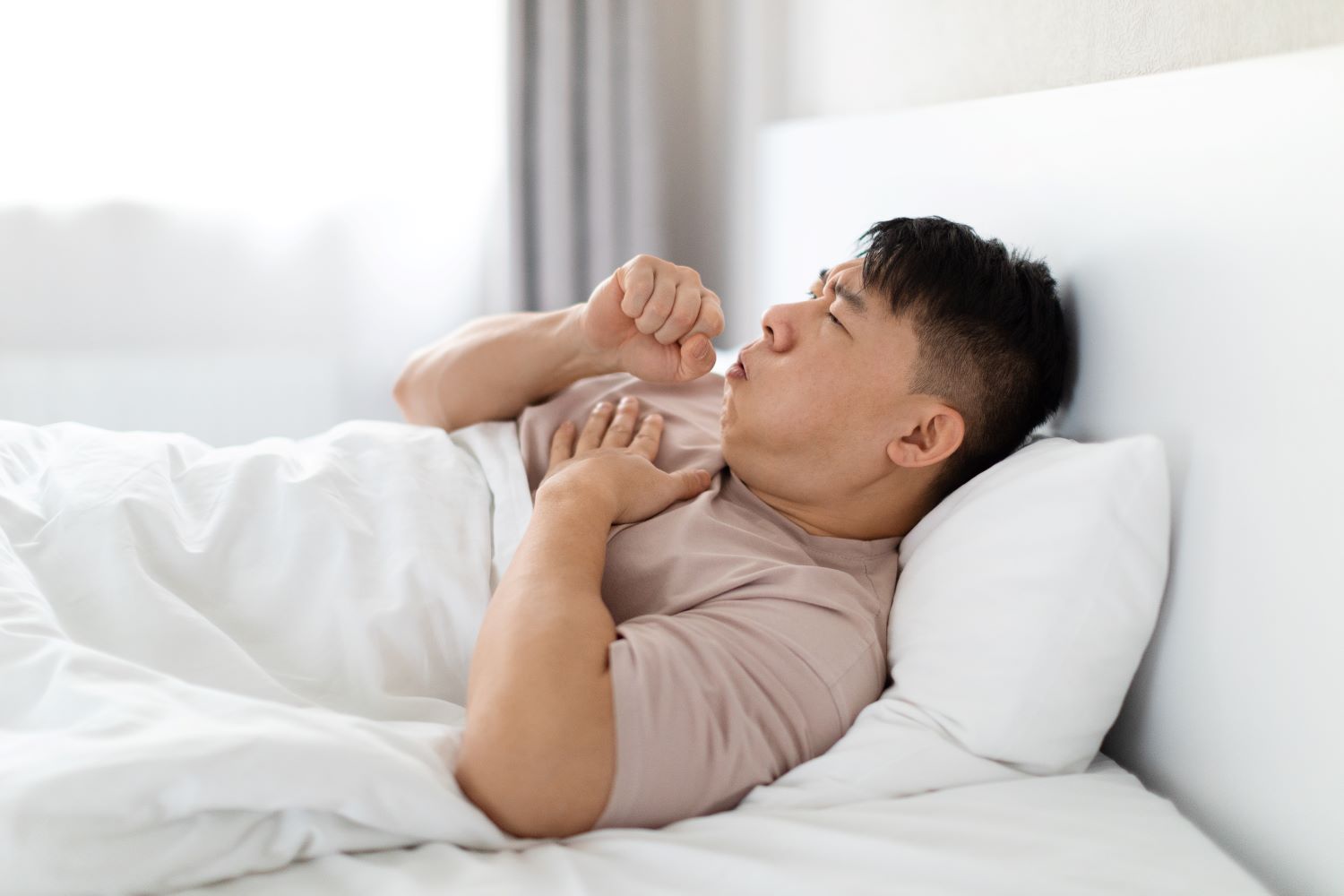 Pria Batuk Saat Tidur