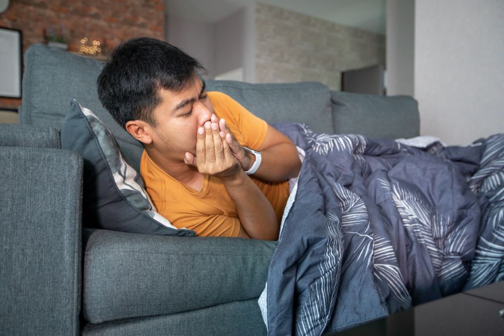 Pria Terganggu Batuk Saat Tidur