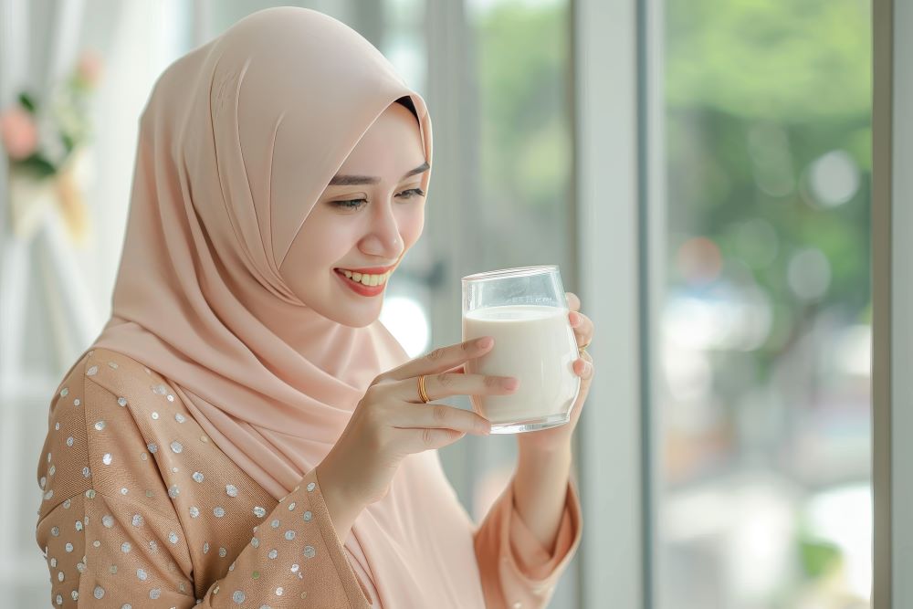 Wanita Minum Susu Kambing