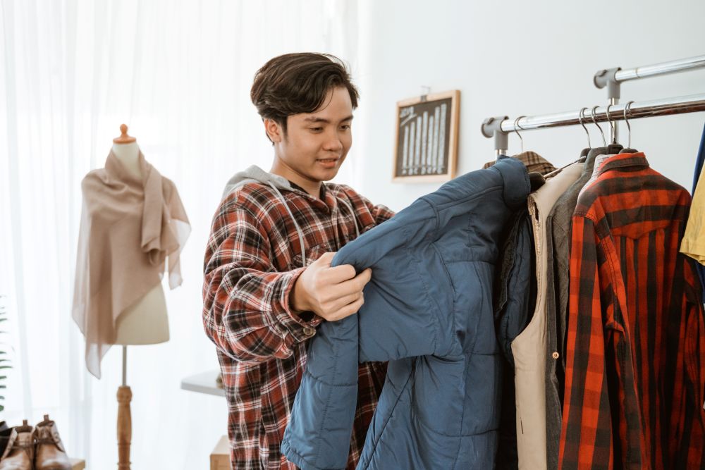 Ilustrasi Pria Melihat Jaket