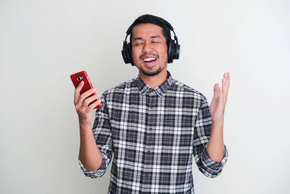 Pria Menggunakan Headset