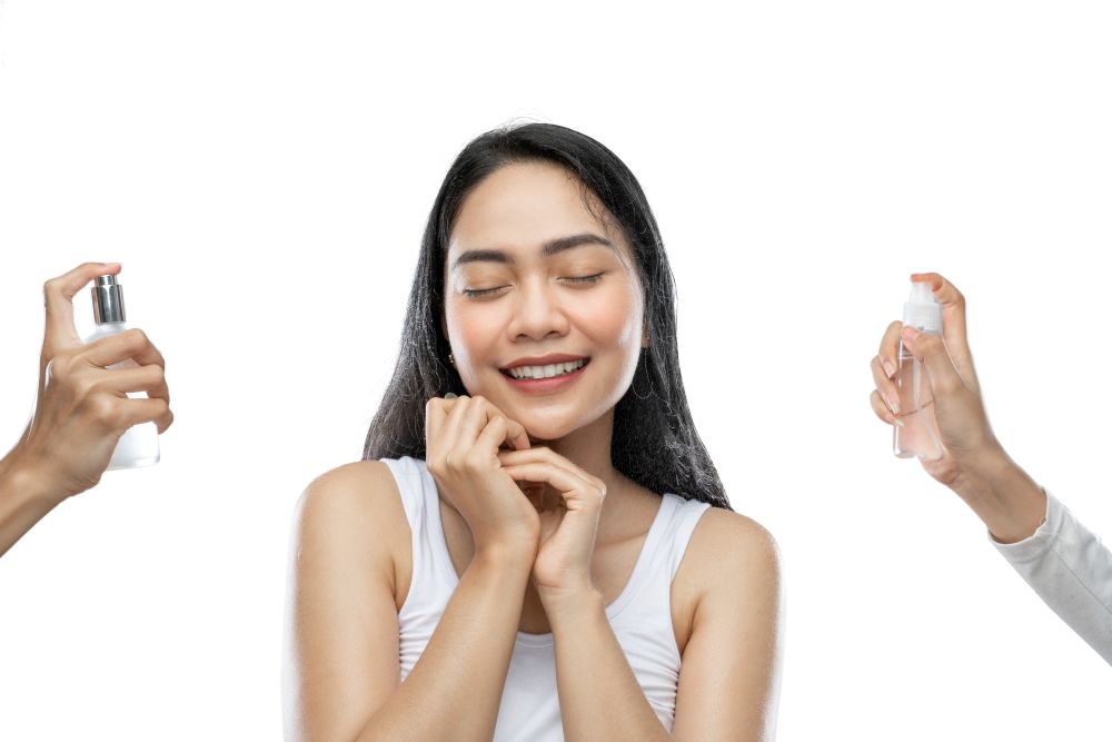 Wanita Semprotkan Parfum